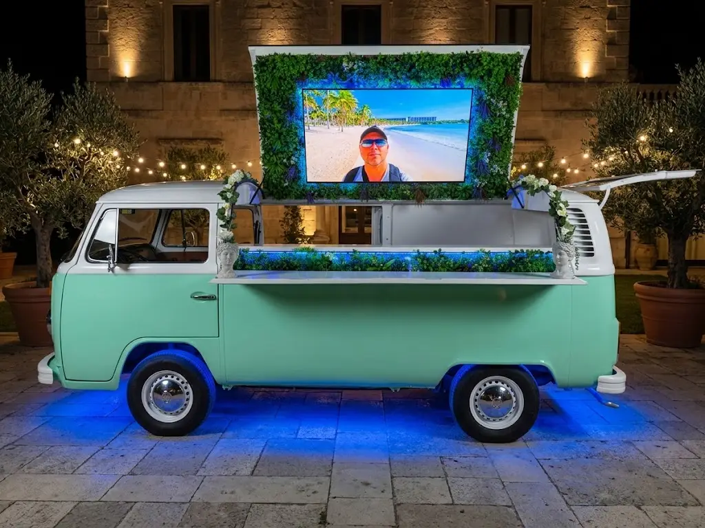 Mobile bar σε εταιρική εκδήλωση με μπλε φωτισμό LED